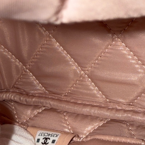 NEW Chanel Matelasse Curvy Light Pink Travel Bag - Picture 8 of 9